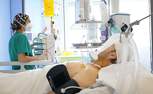 Los no vacunados y los inmunizados que han ido perdiendo protección copan las UCI