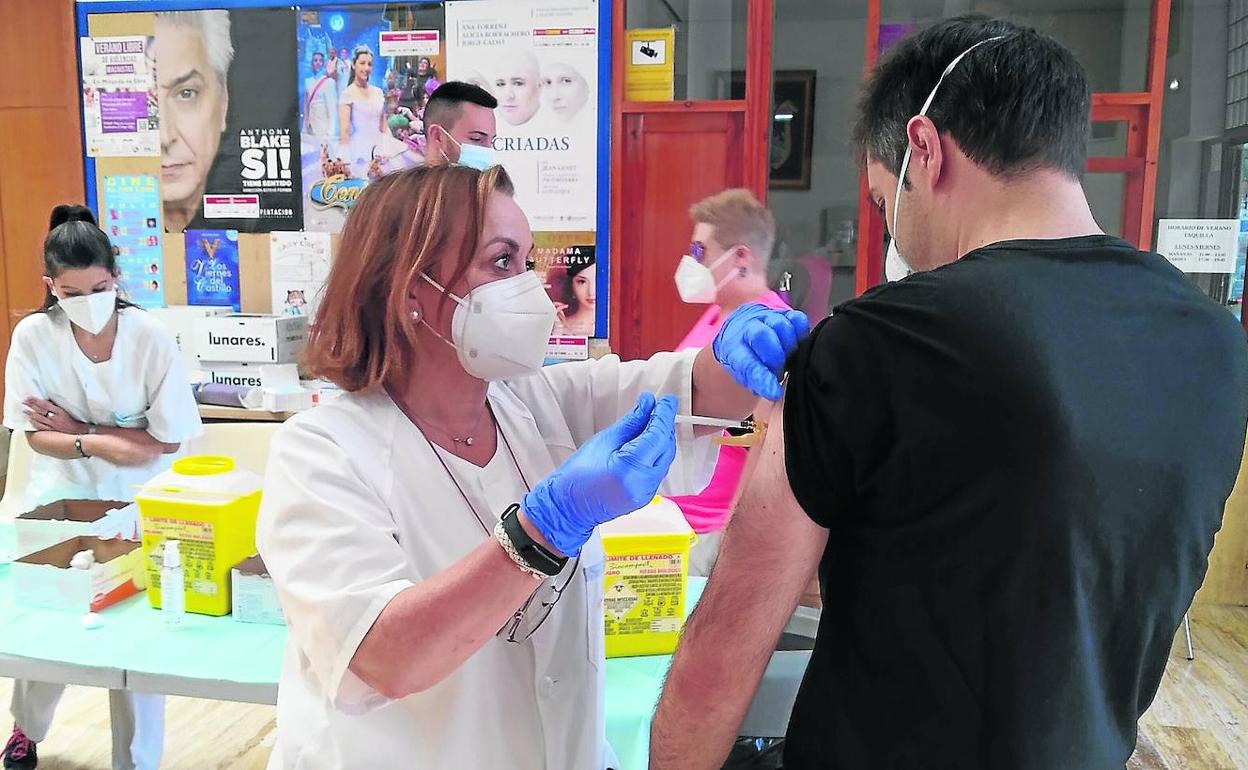 Las generaciones más tempranas presentan los índices de vacunación más bajos, en especial, veinteañeros y treintañeros. e