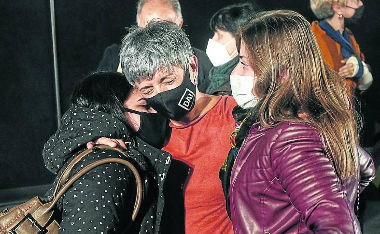 Emoción entre la alcaldesa de Durango y dos mujeres kurdas.