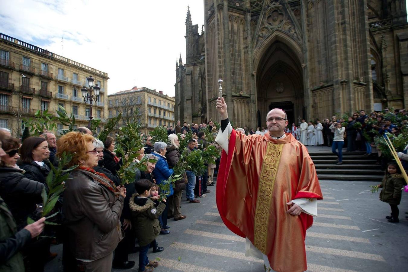 Munilla bendice a los presentes a las puertas del Buen Pastor el Domingo de Ramos de 2016