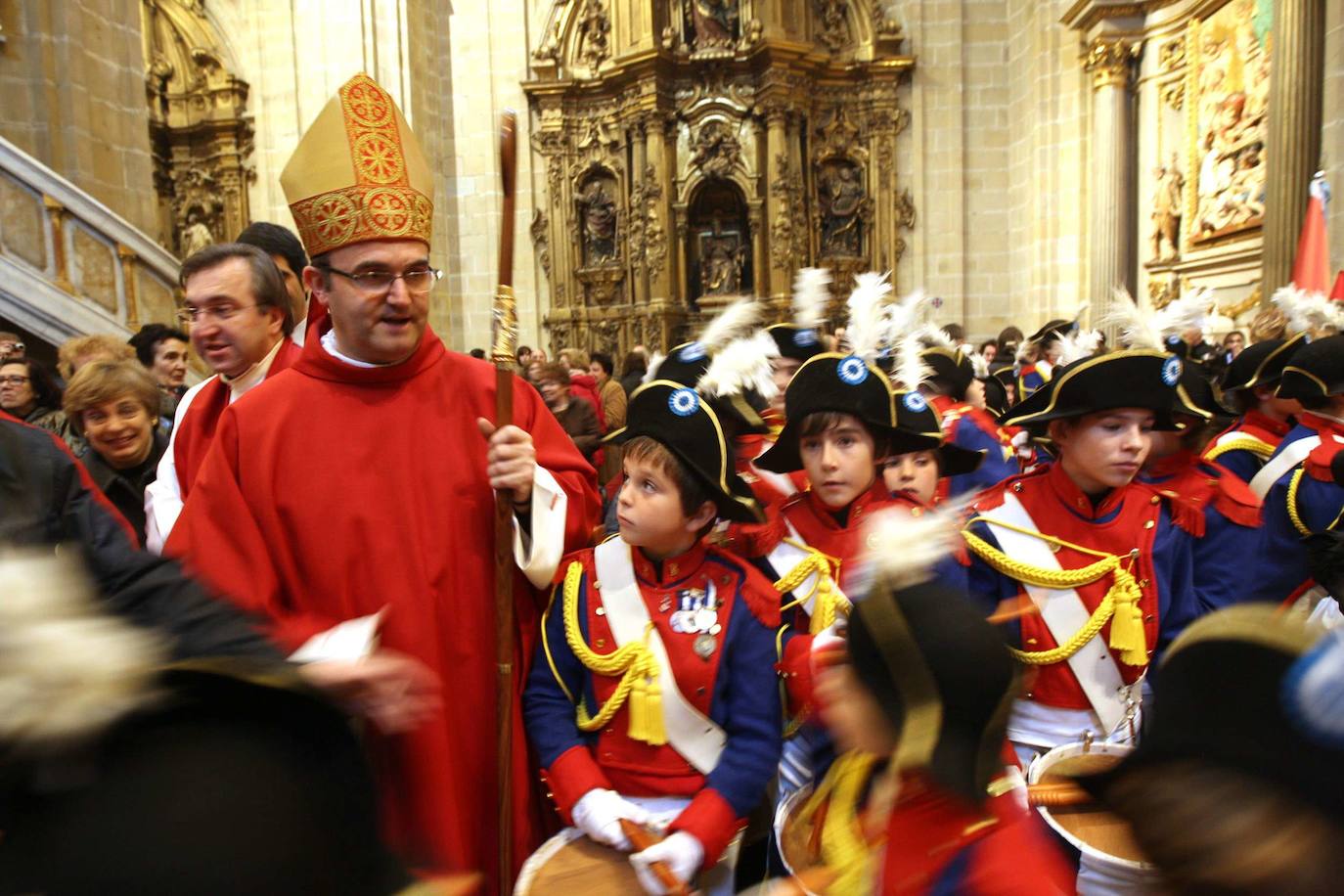 El día de San Sebastián junto a los niños que celebran la tamborrada infantil en la iglesia de Santa María, 2012