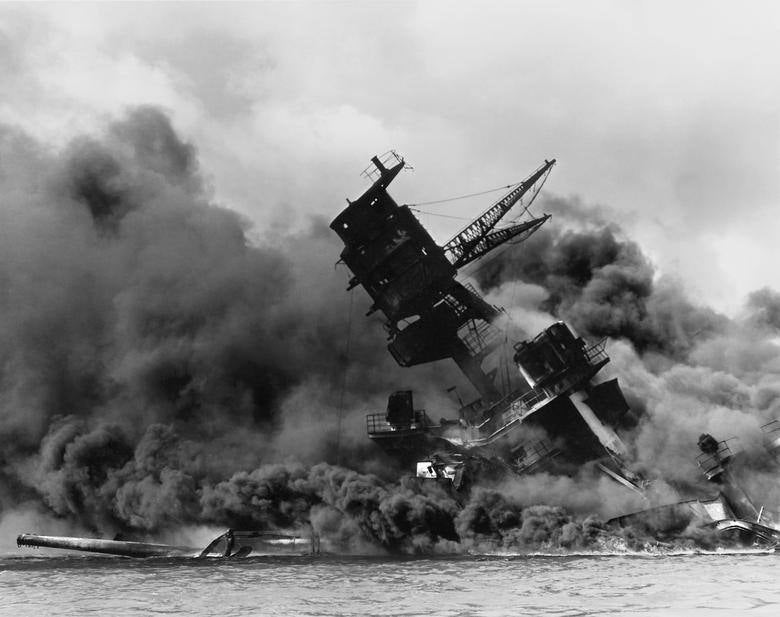 La superestructura delantera del acorazado hundido USS Arizona arde después del ataque. Armada de Estados Unidos / Comando de Historia y Patrimonio Naval de EE UU.