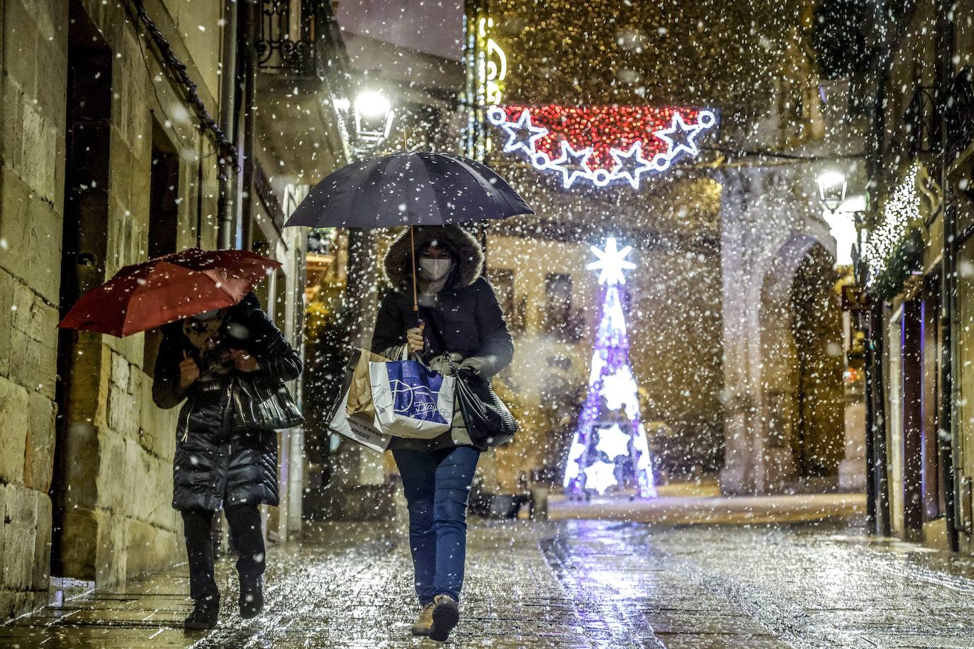 Fotos: La nieve cubre Álava de blanco