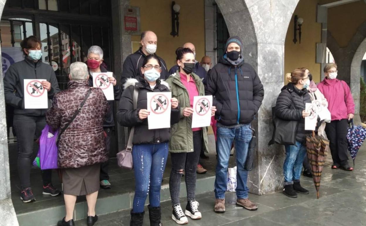 Hosteleros y comerciantes se concentraron el sábado ante el Consistorio de Zaldibar para reivindicar más seguridad. 