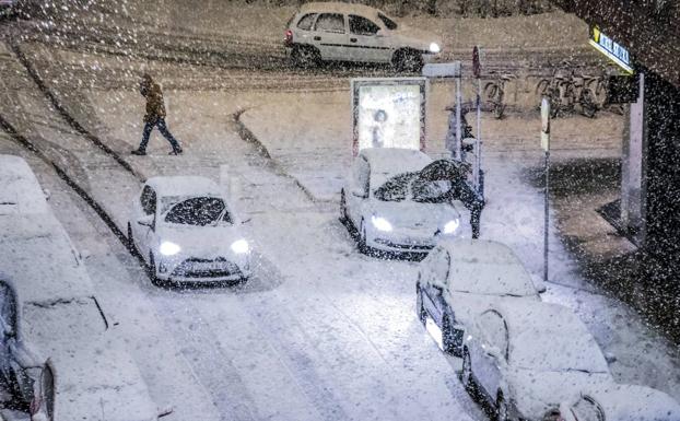 La nieve complica el tráfico, con cortes intermitentes en la AP-68 