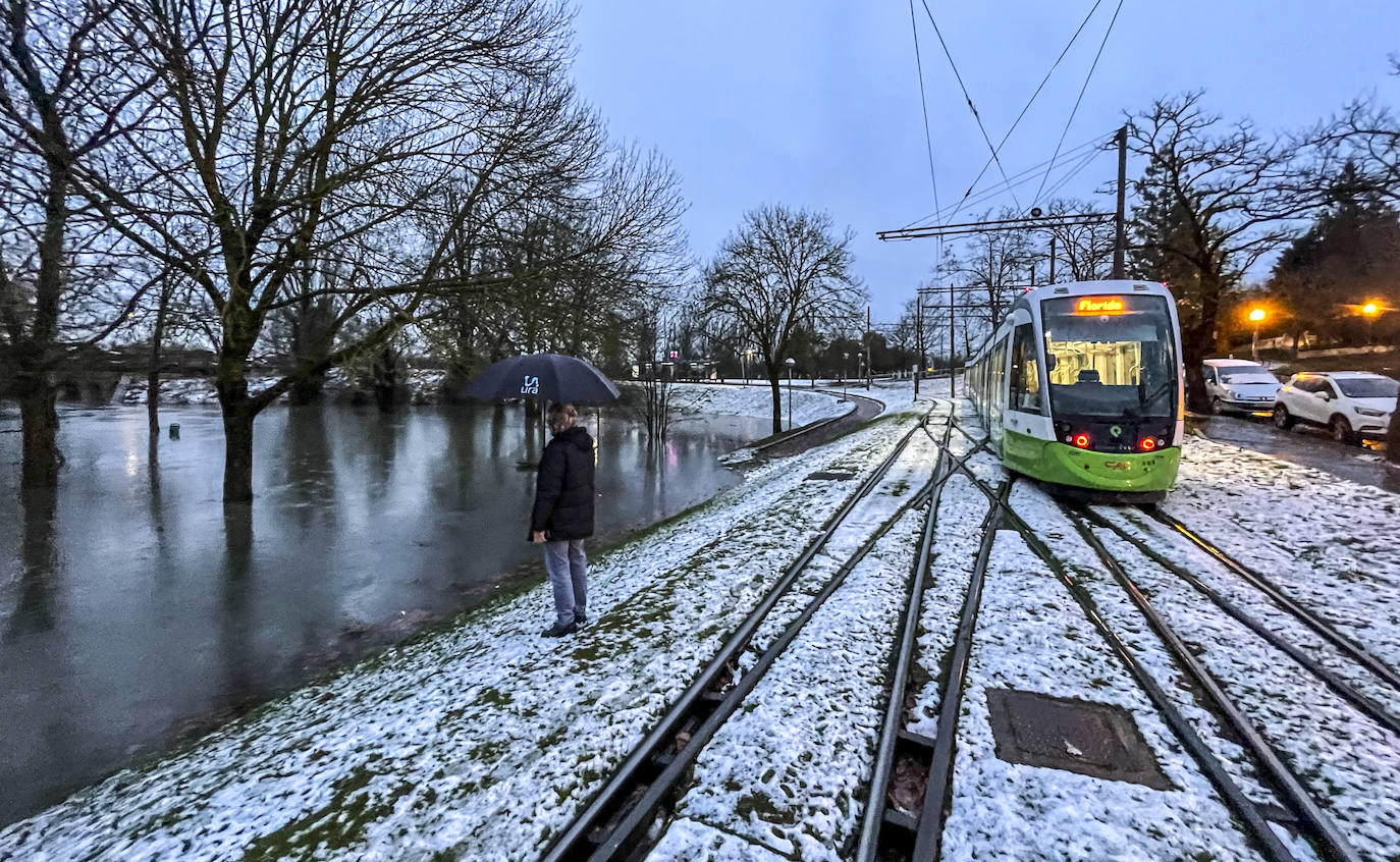 Fotos: Álava, en alerta por la lluvia, la nieve y un Zadorra desbocado