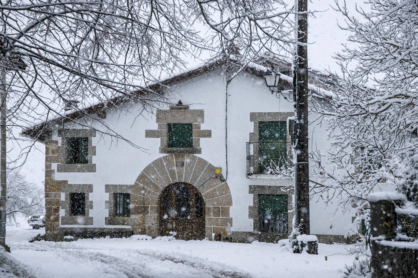 Fotos: Álava, en alerta por la lluvia, la nieve y un Zadorra desbocado