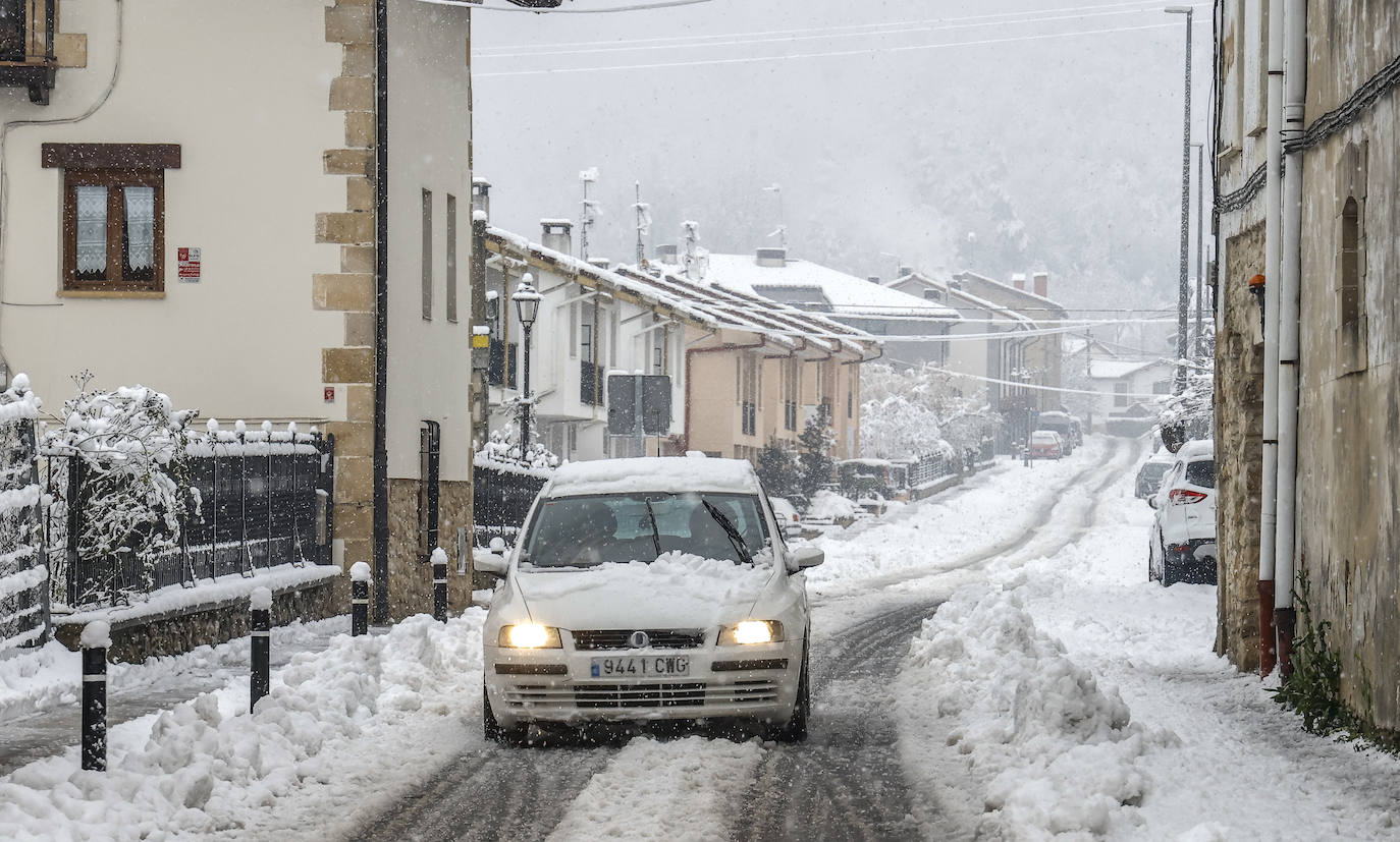 Fotos: Álava, en alerta por la lluvia, la nieve y un Zadorra desbocado