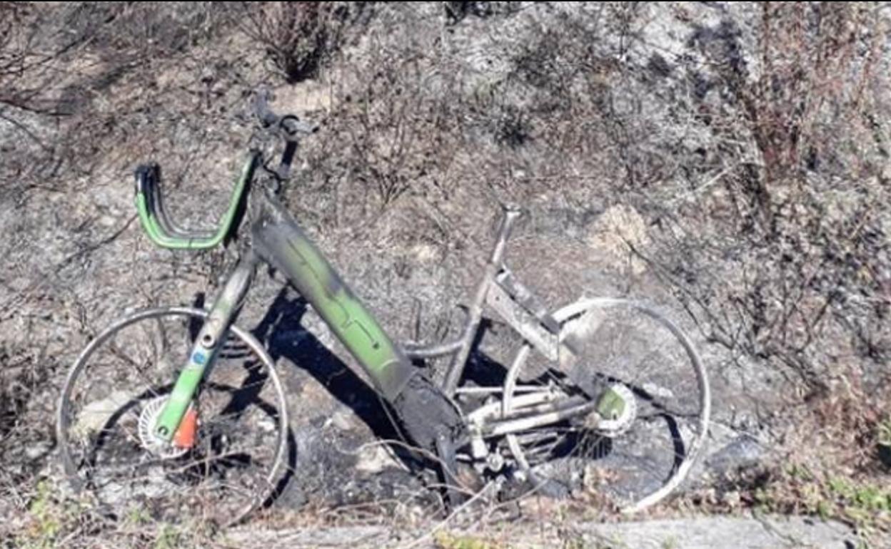 Una bicicleta completamente calcinada del servicio público de Bilbao. 