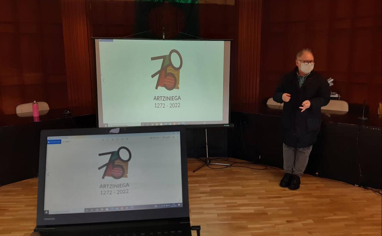 Carlos Varela presentó el logo ganador del 750 aniversario de Arytziniega, obra de Goiatz Uaika Maruri Olasagasti. 