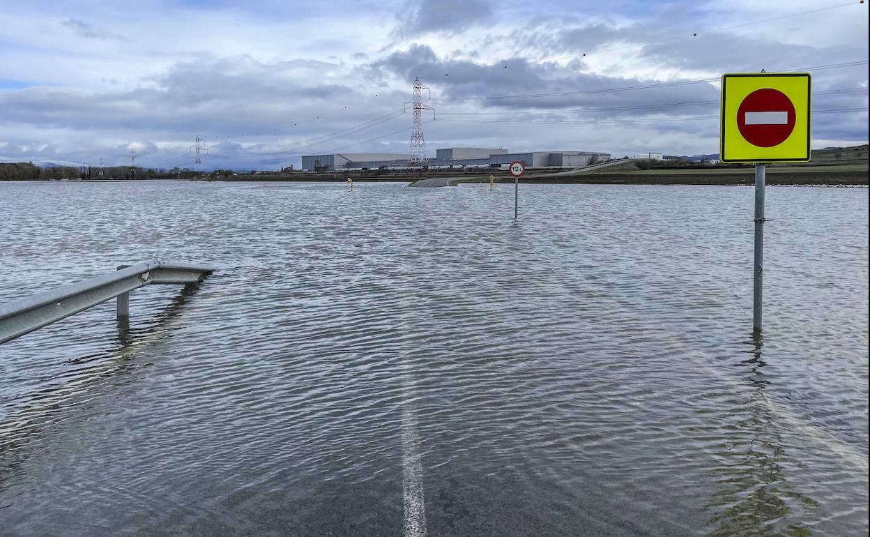 La carretera que enlaza Júndiz con Víllodas quedó anegada, lo que obliga a los conductores a dar un rodeo.