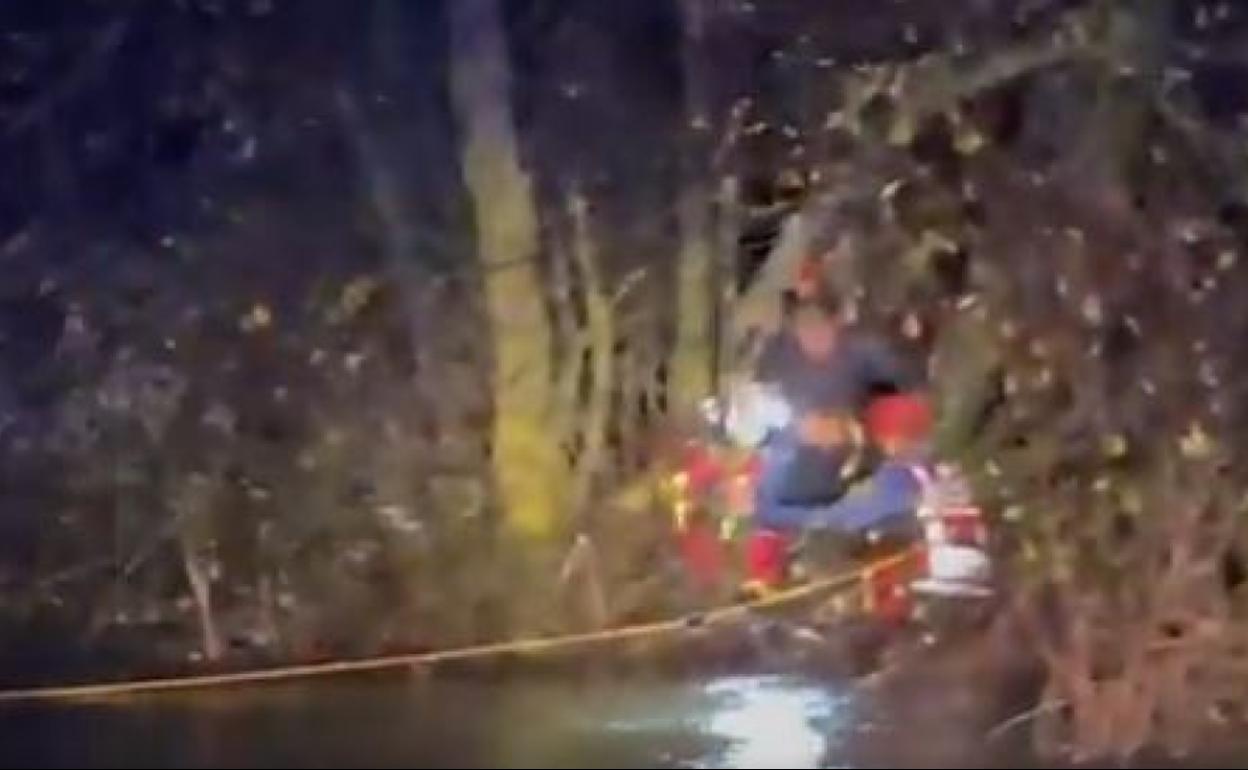 Los bomberos rescatan a tres personas de un coche arrastrado por el agua en Asteguieta