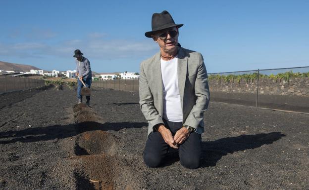 Toño Morales en los surcos en la ceniza de Ecofinca Vegacosta. 