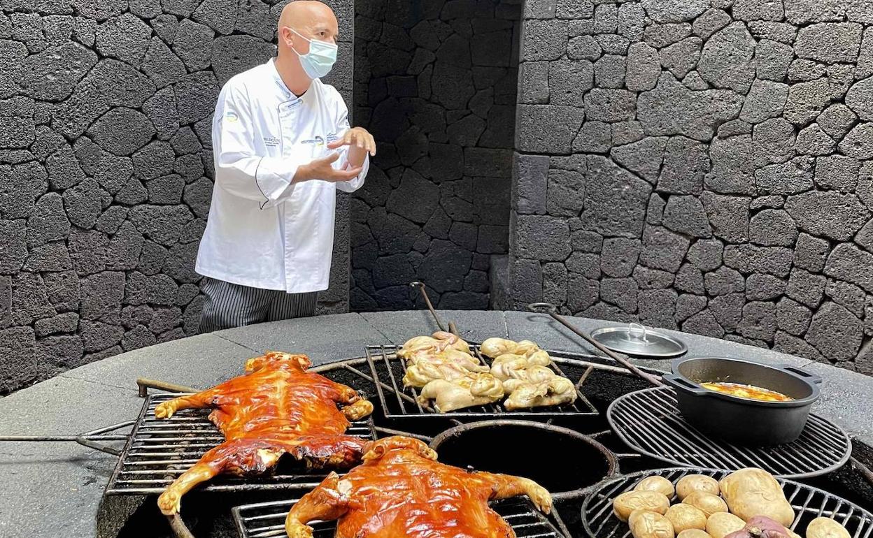 Román Méndez cocina al calor del magma de Timanfaya. 