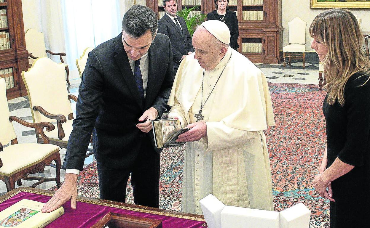 Pedro Sánchez y su esposa, Begoña Gómez, visitaron al Papa en octubre de 2020. 