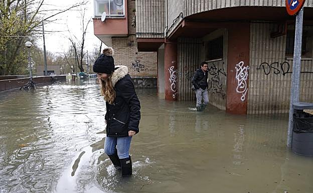 Una vecina trata de avanzar por la calle La Presa.