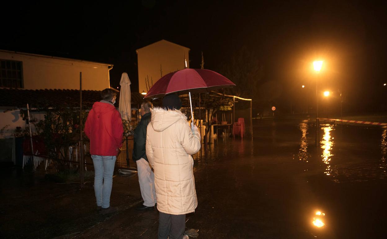 Vecinos de Asteguieta observan la complicada situación en la zona. 