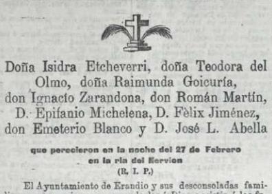 Imagen secundaria 1 - Una banda hace una cuestación en Getxo con una pancarta: «Solicitamos la caridad de todos para aliviar a las familias de los náufragos del Desierto». Detalle de la esquela publicada en la prensa y placa en el cementerio de Erandio. 