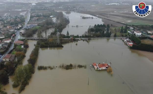 Imágenes de las inundaciones del Zadorra en el entorno de Vitoria. 