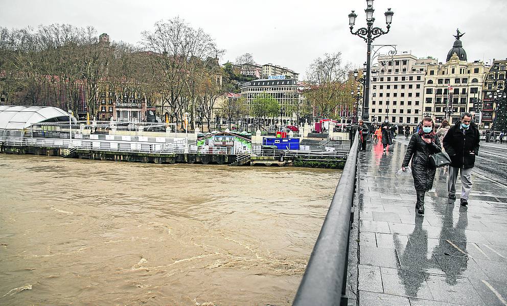 Caudal impetuoso. La ría de Bilbao seguía ayer bajando con fuerza. 