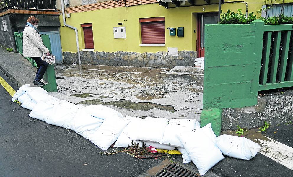 Sin defensa. Las crecidas de los ríos en Sodupe volvieron a inundar bajos y lonjas. 