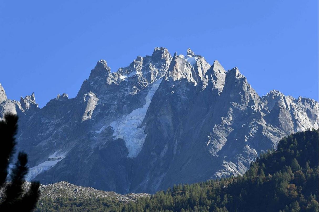 Mont Blanc (Francia e Italia): El Mont Blanc es conocido como el techo de Europa Occidental por ser una de las montañsa más altas de la Unión Europea con 4.810 metros de altura. Un hecho que la ha convertido en el tercer lugar más visitado del mundo para practicar alpinismo, senderismo, esquí fuera de pista, escalada... A pesar de todo lo que ofrece esta montaña en cuanto a deportes, la ascensión hasta su cumbre requiere de una muy buena condición física y la presencia de un guía profesional especializado en alta montaña.