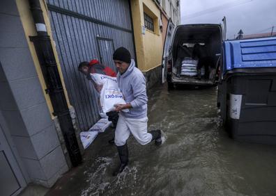 Imagen secundaria 1 - «El río nunca podrá contener caudales tan extraordinarios como estos»