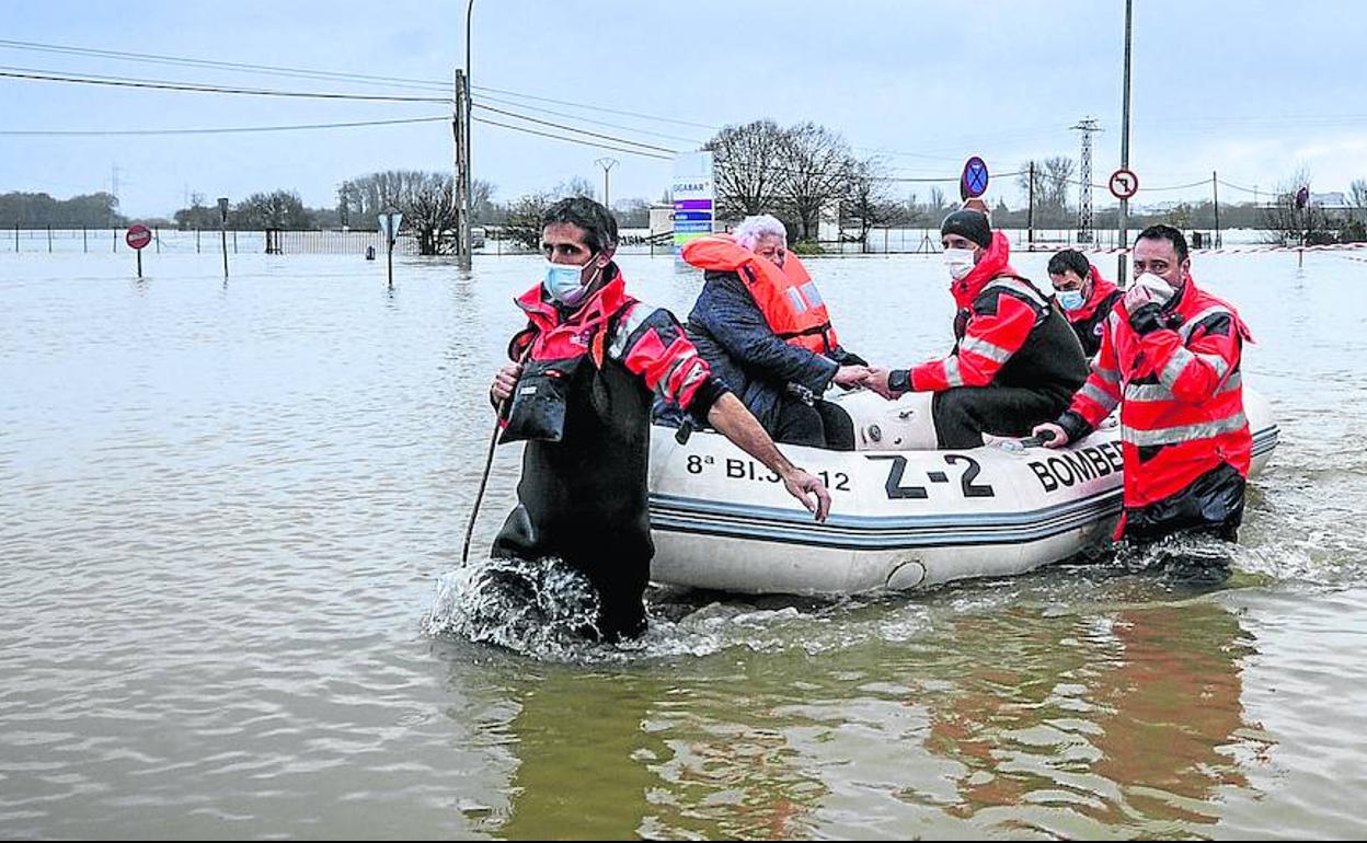 En Asteguieta tuvieron que evacuar a varios vecinos en zodiac. 