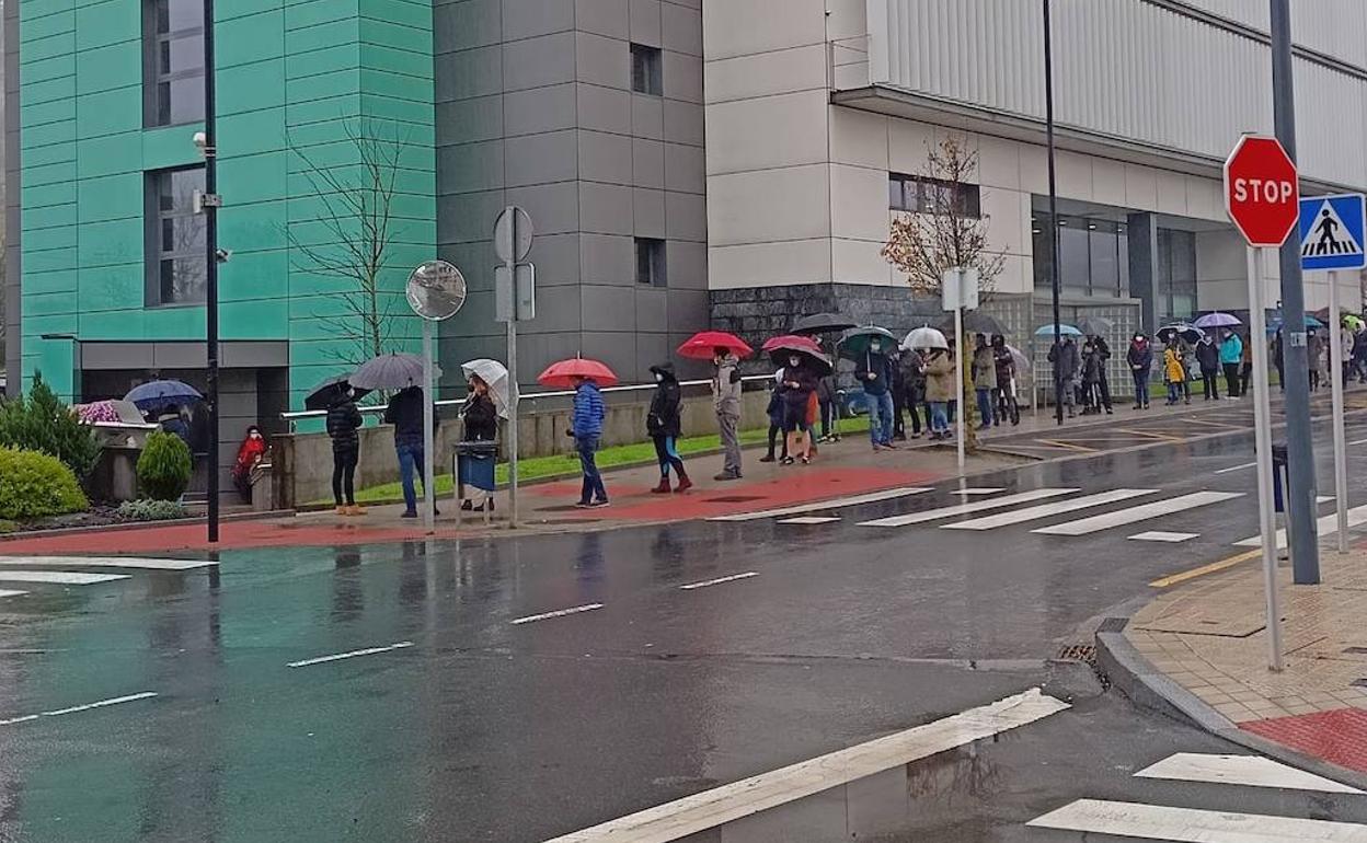 Coronavirus Euskadi: Una hora de espera para hacerse el test de saliva en el Hospital de Urduliz