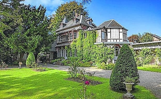 Casa de Maurice Leblanc en Ètretat, patria de Lupin y, debajo, sus famosos acantilados. 