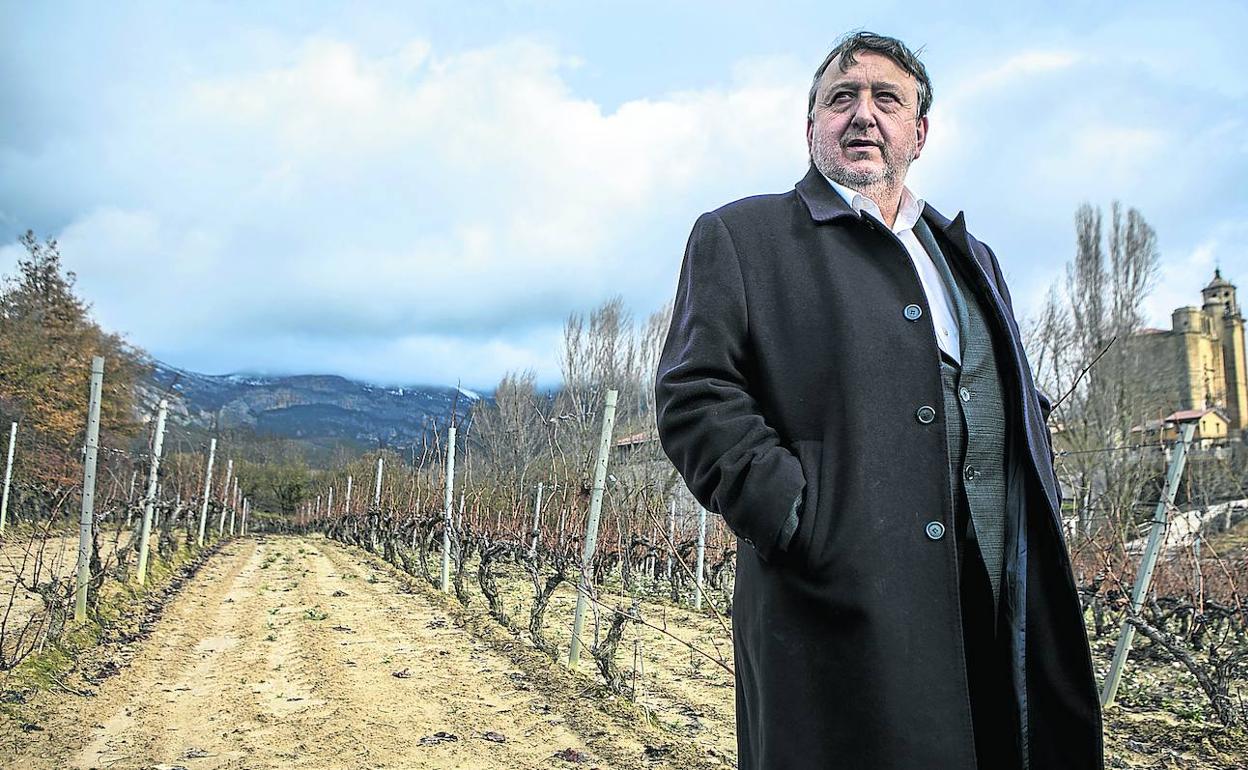 El presidente del PNV en Álava, José Antonio Suso, junto a viñedos en Leza, municipio del que es alcalde. 