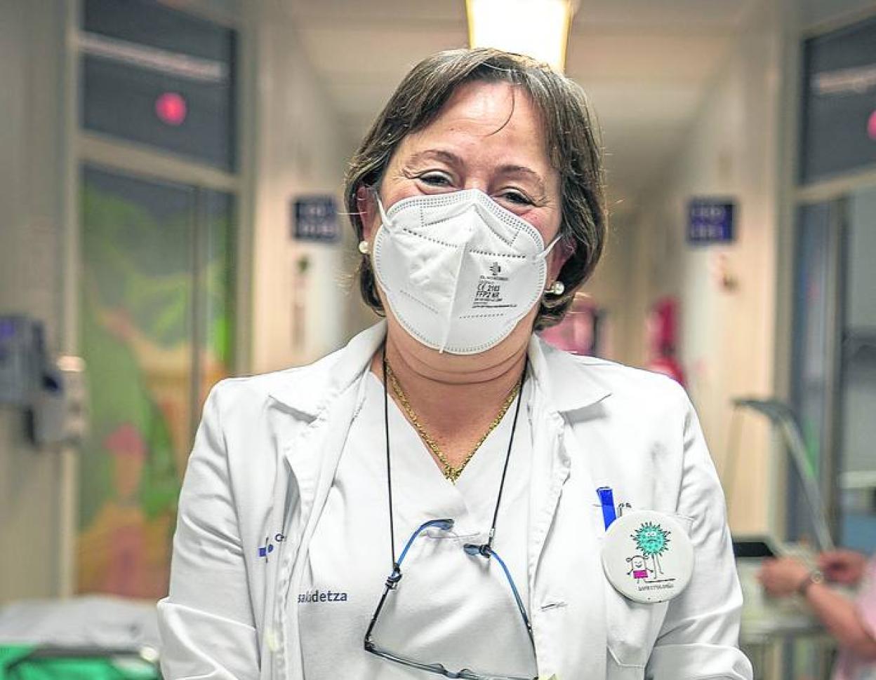 La infectóloga y pediatra Elisa Garrote, en el pabellón San Pelayo, de Basurto, donde trabaja. 