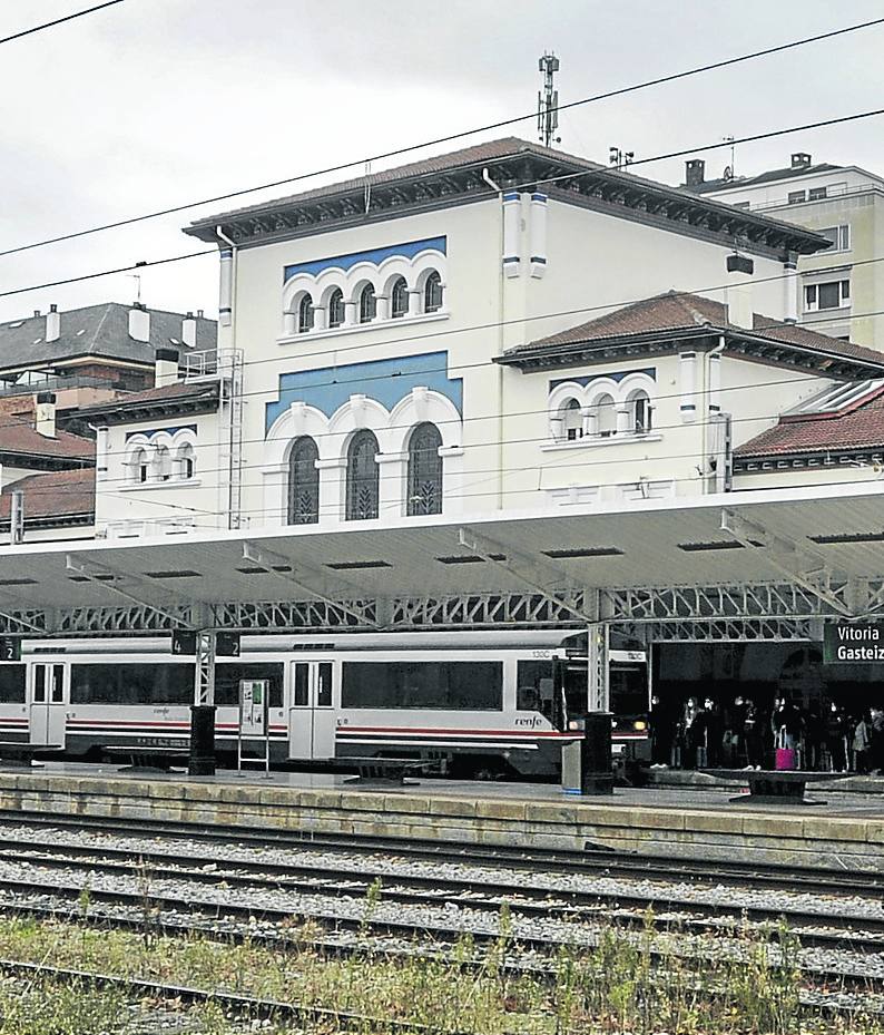 Vías del tren frente a la estación de Dato. 