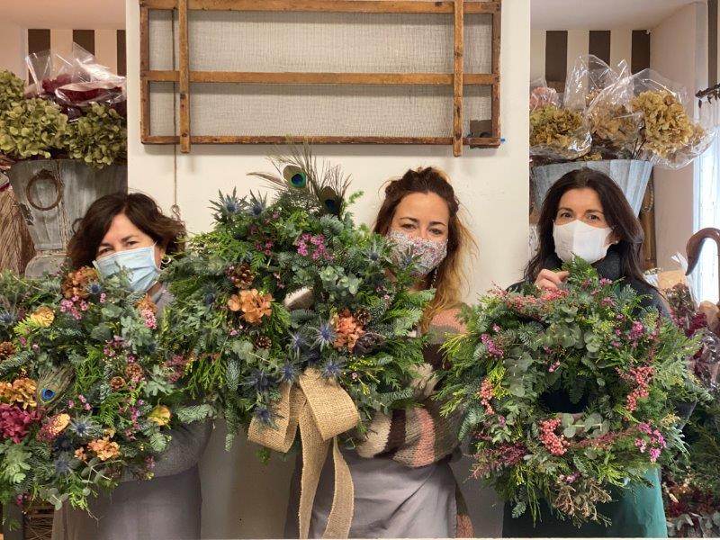 Fotos: Las claves de una florista de Artaza para hacer una corona de Navidad paso a paso