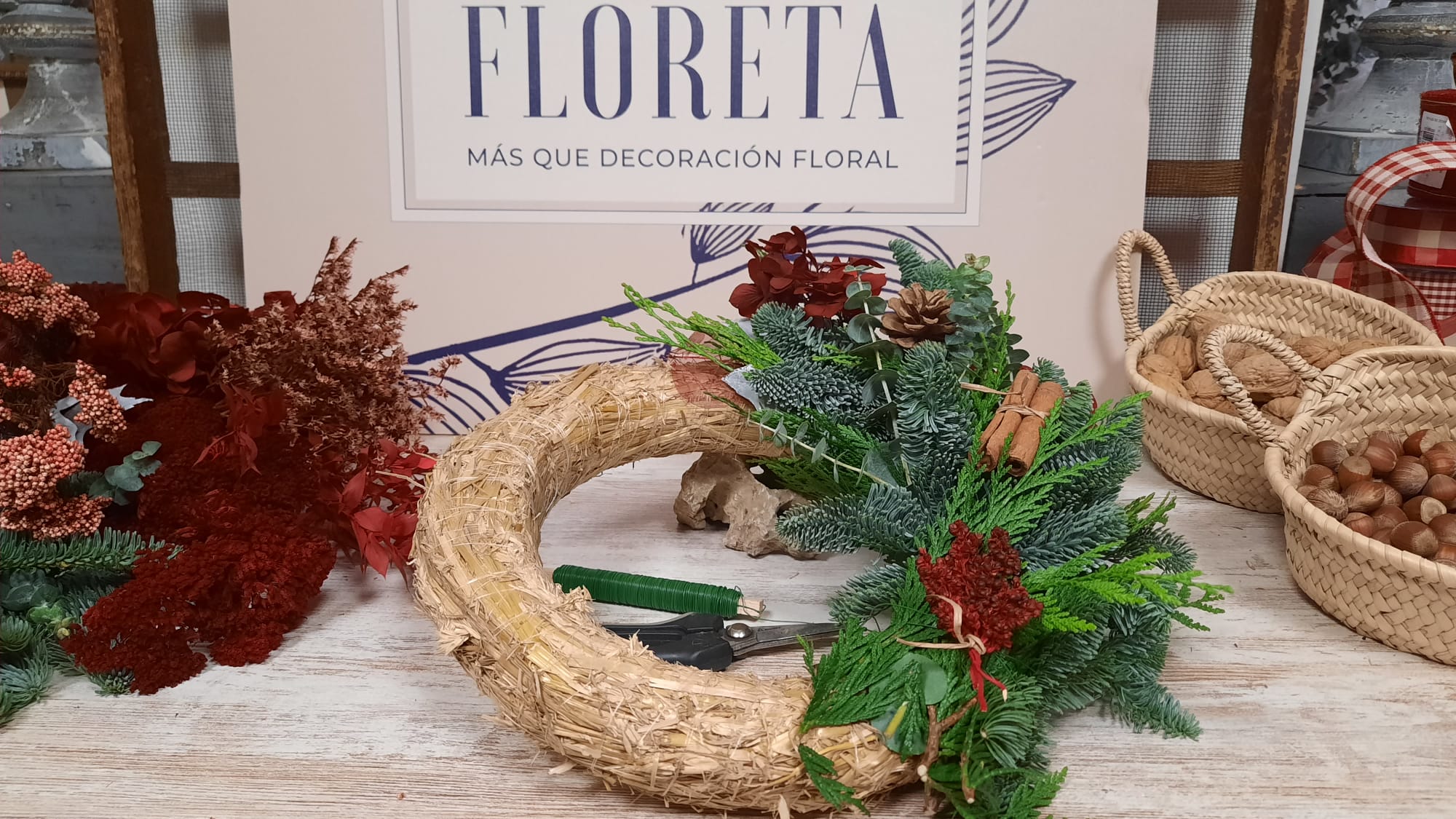 Fotos: Las claves de una florista de Artaza para hacer una corona de Navidad paso a paso