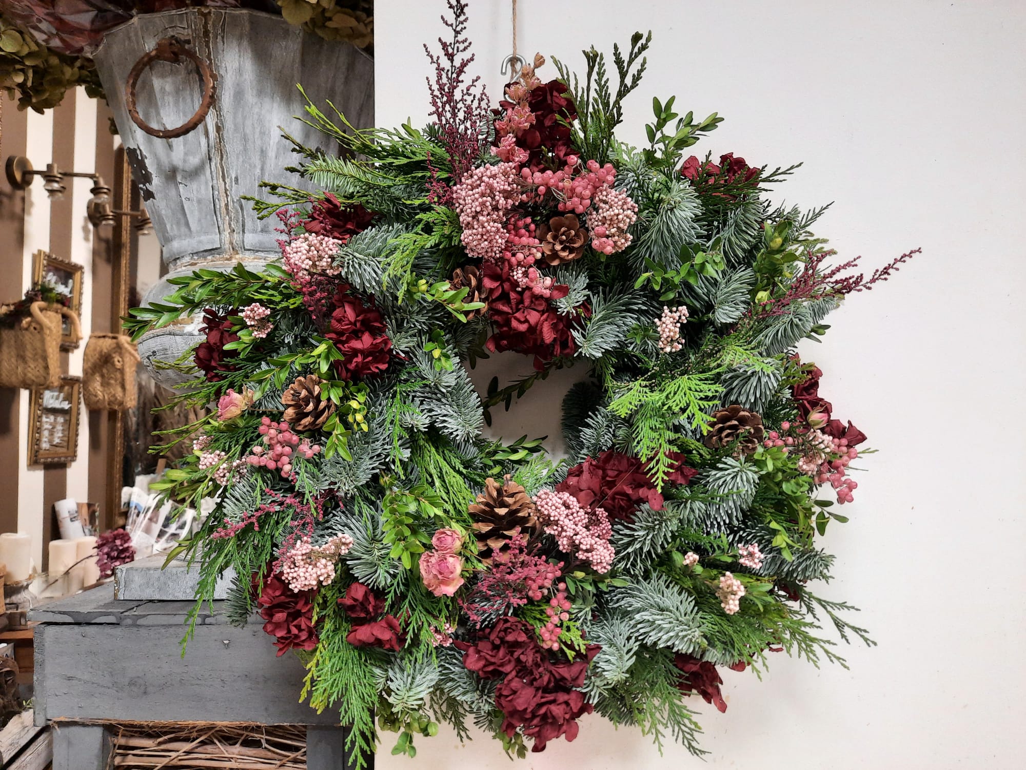 Fotos: Las claves de una florista de Artaza para hacer una corona de Navidad paso a paso