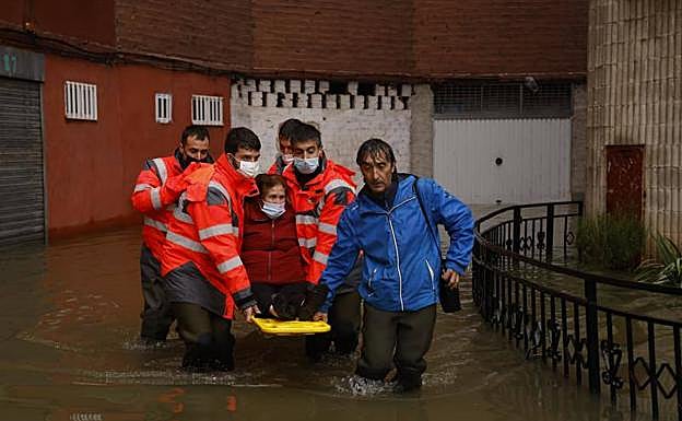 Imagen principal - Arriba, imagen del desalojo de Antonia Lozano. Abajo, el centro cívico Abetxuko por el que pasaron los evacuados e imagen de una vecina en Asteguieta. 