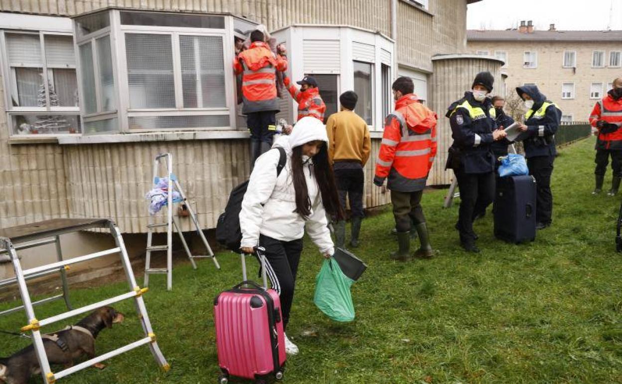 Los efectos del temporal causaron un fallo en el sistema eléctrico de dos bloques de viviendas en Abetxuko llevó a los bomberos a intervenir para evacuar a los vecinos. 