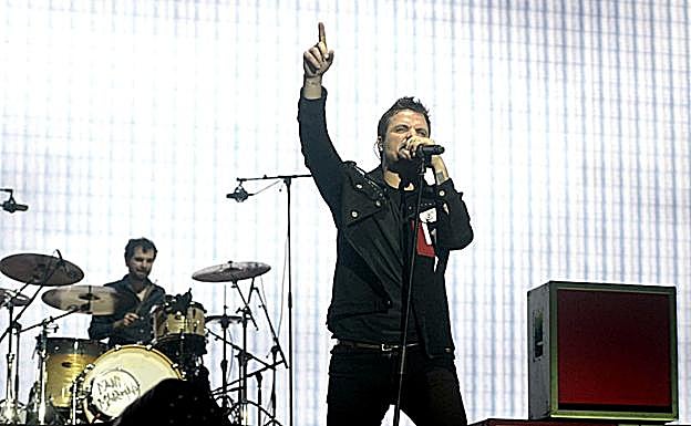 Dani y su baterista Miguel Lamas ante la gran pantalla del fondo. 