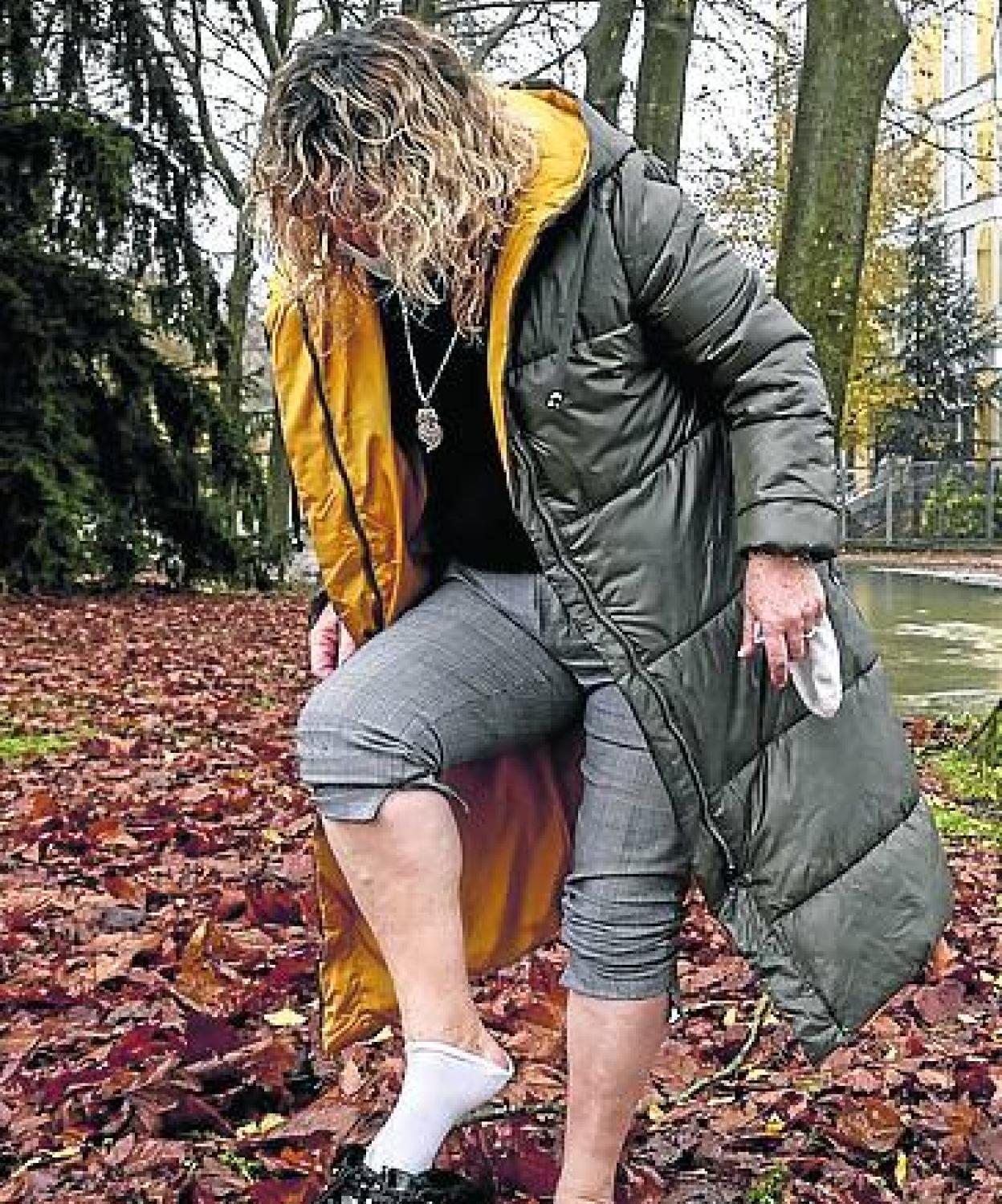 Esther, a la salida del tanatorio. 