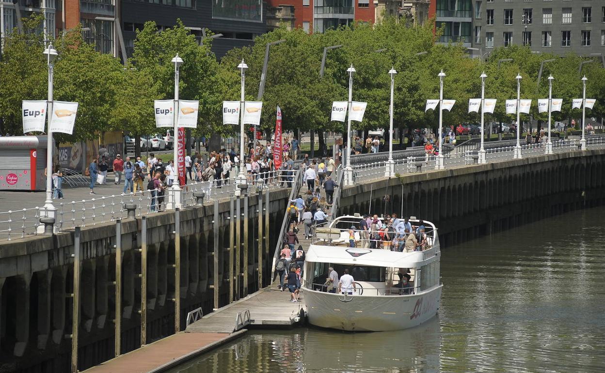 Bilbao descarta por ineficaz e «inviable» un servicio de barco-bus por la ría