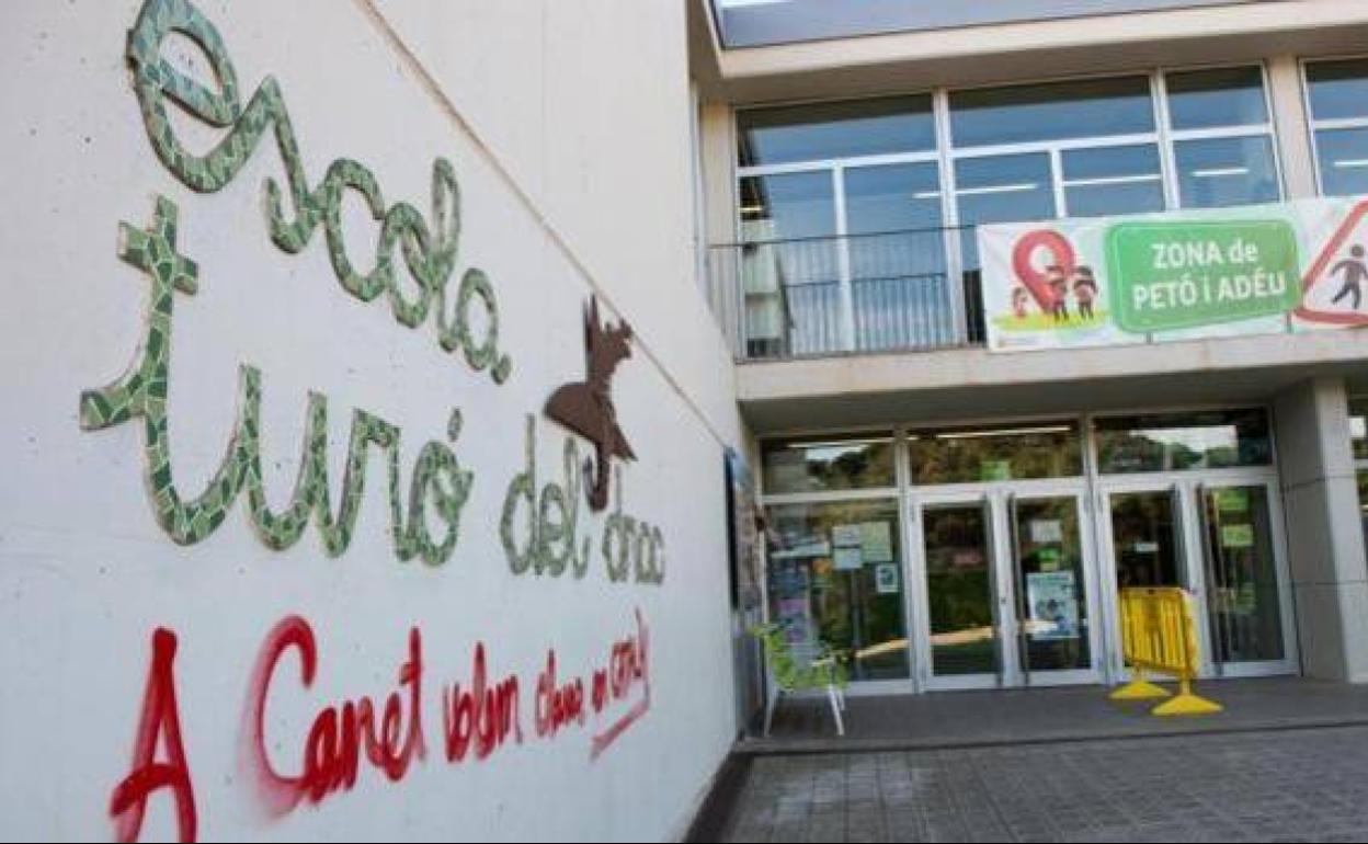 Entrada del colegio Turó del Drac, en Canet de Mar. 