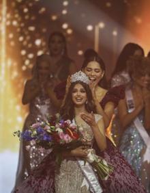 Imagen secundaria 2 - Arriba, las tres finalistas, las representantes de Sudáfrica, India y Paraguay. Abajo, Miss España, Sarah Loinaz, y el momento de la coronación. 