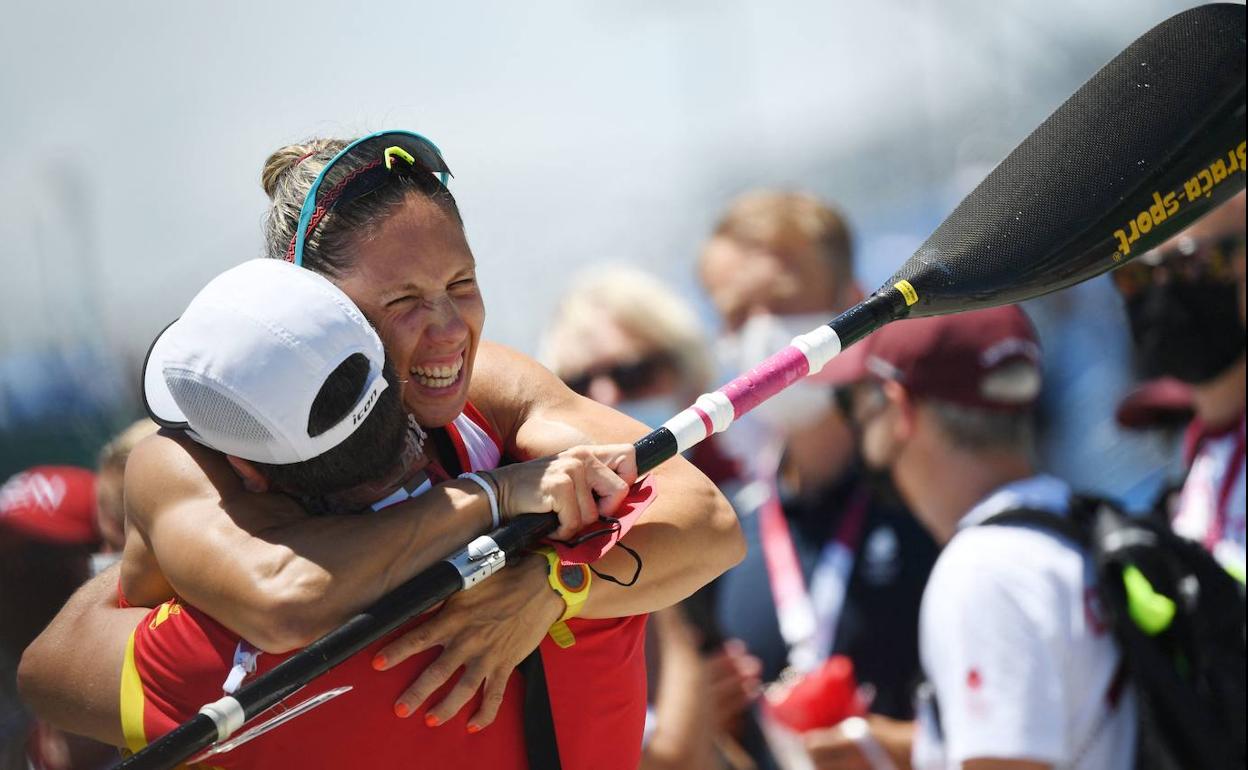 Portela celebra el segundo puesto en la final individual de kayak 200 metros en Tokio 2020. 