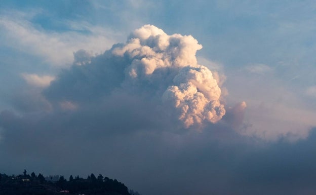 Gases del volcán de Cumbre Vieja, en La Palma, a última hora de la tarde de este lunes. 