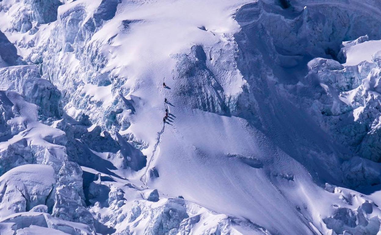 Txikon eta bere lagunak Manaslura iristeko bidearen bila joan dira.