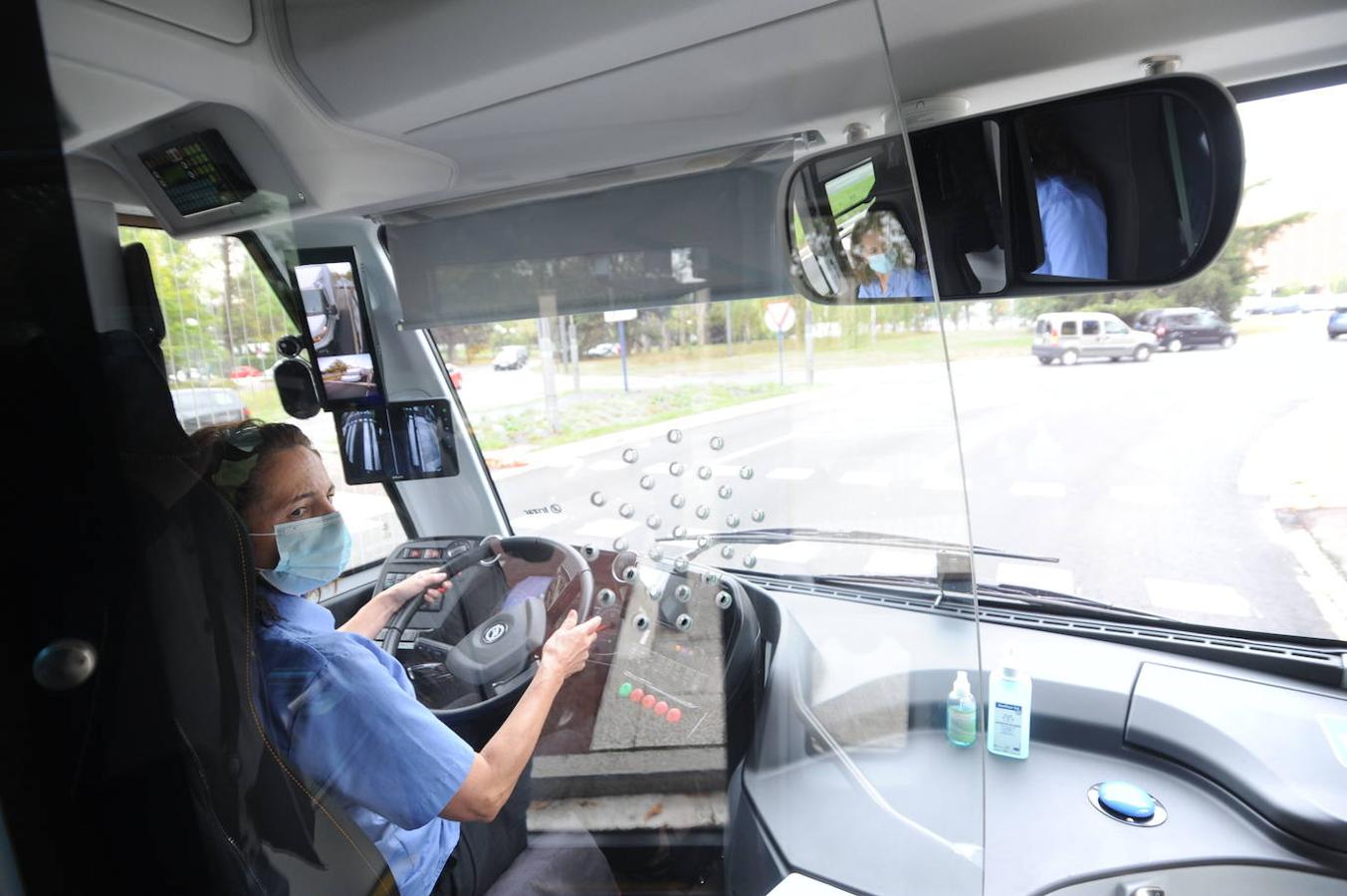 El conductor cuenta con cuadro digital con ayudas a la conducción y en lugar de retrovisores hay cámaras que anulan los puntos muertos.