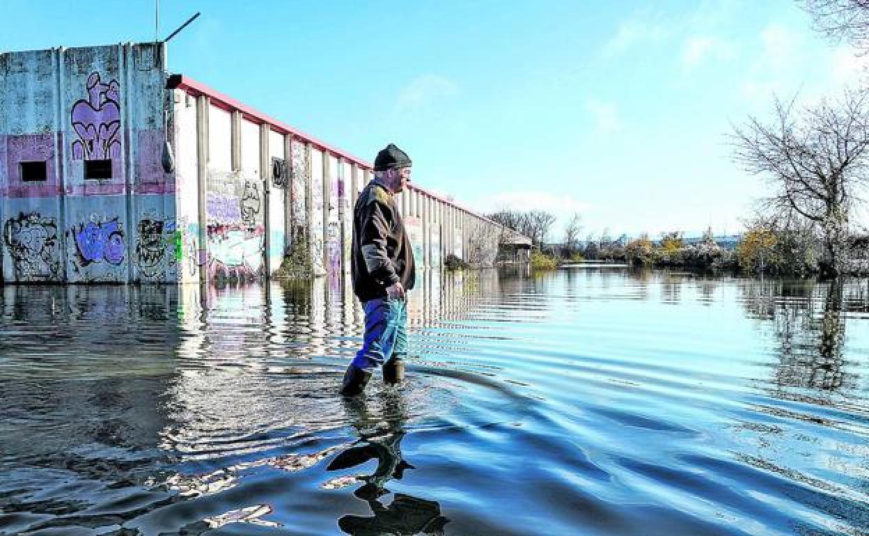 Jose Ramón Sánchez pasea frente al antiguo Eroski de Asteguieta y culpa de la inundación a las obras de URA en el Zadorra. 