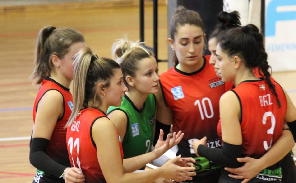 Las jugadoras del CV Sestao charlan durante el último partido contra Heidelberg 