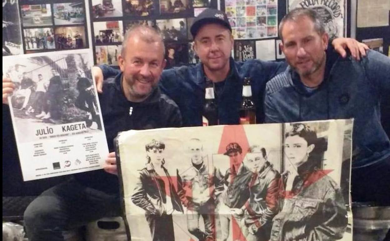 Instalada la exposición sobre el grupo punk local, Julio Kageta, en el bar Infreñu